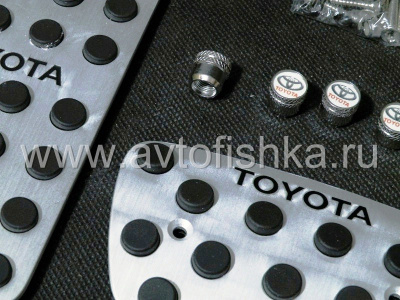 Toyota накладки на педали, подставку под ногу, алюминиевые + колпачки на нипели, с логотипом TOYOTA, комплект 8 шт.